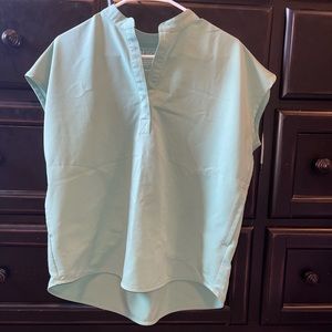 JADE figs scrub top💚